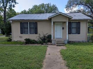 724 W 8th ST, Taylor, TX 76574