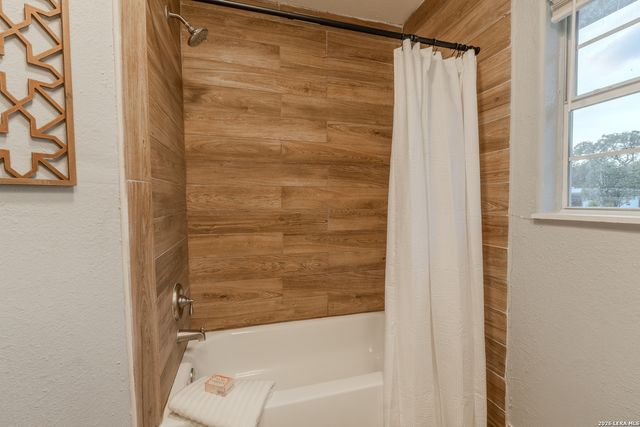 210 GREENHAVEN DR, San Antonio, TX 78201