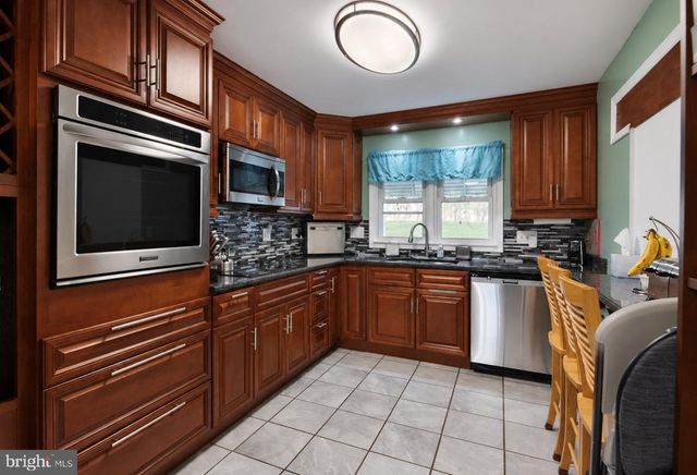 1082 W LEESPORT RD, Leesport, PA 19533