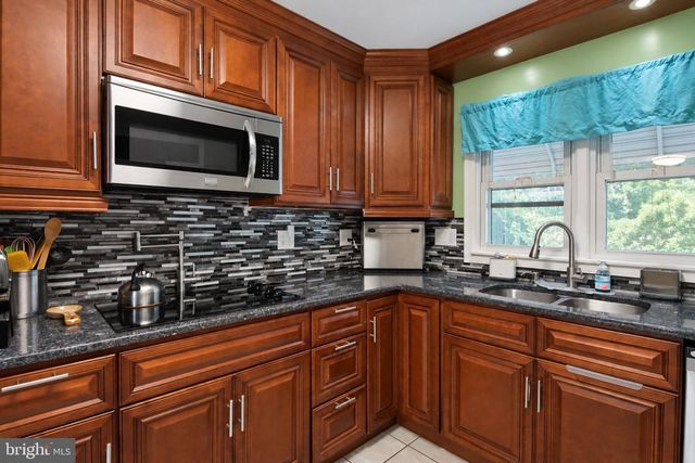 1082 W LEESPORT RD, Leesport, PA 19533