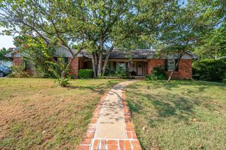 909 E 11th Street, Edmond, OK 73034