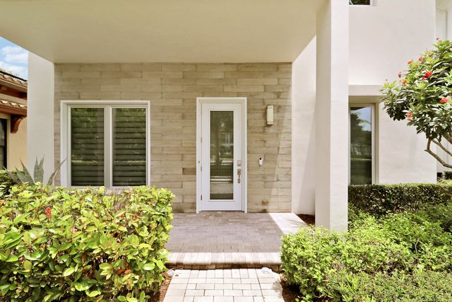 5029 GRANDIFLORA Road, Palm Beach Gardens, FL 33418