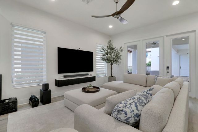 5029 GRANDIFLORA Road, Palm Beach Gardens, FL 33418