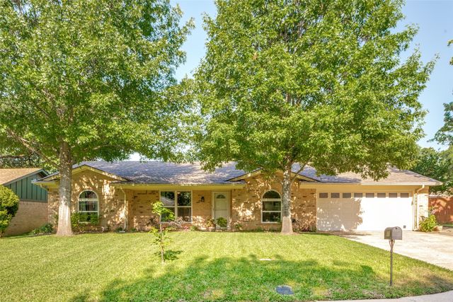 417 Arcadia Street, Hurst, TX 76053