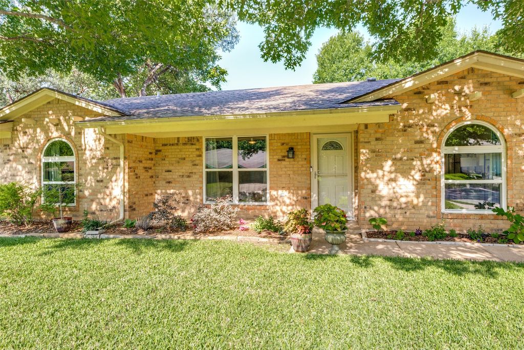 417 Arcadia Street, Hurst, TX 76053