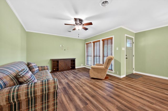 1722 Morningside Drive, Gainesville, TX 76240