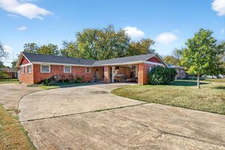 1722 Morningside Drive, Gainesville, TX 76240