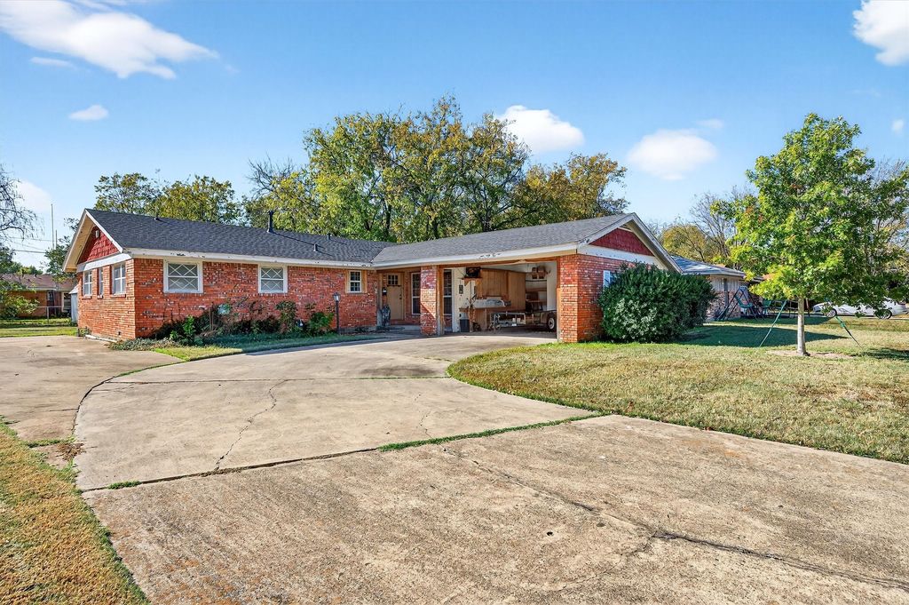 1722 Morningside Drive, Gainesville, TX 76240