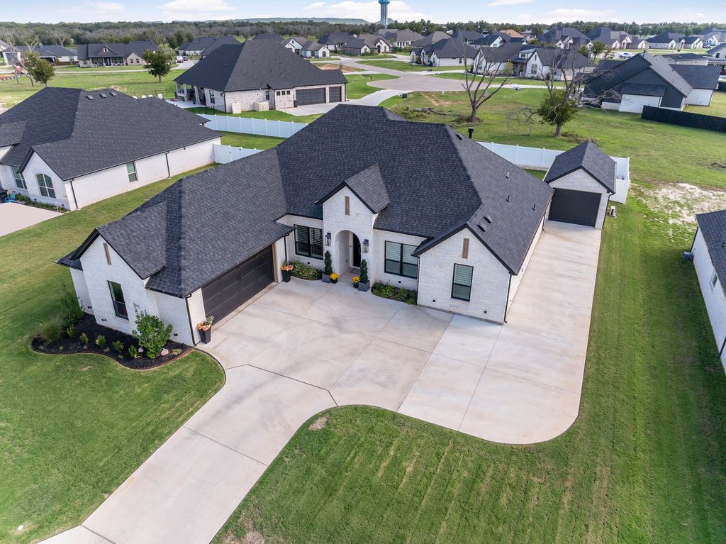2156 Middlewood Circle, Granbury, TX 76049 — exterior