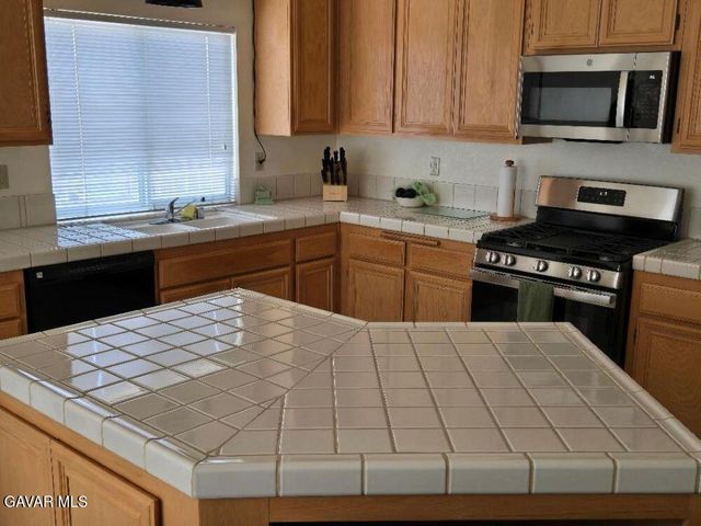 6130 Almeria Way, Palmdale, CA 93552