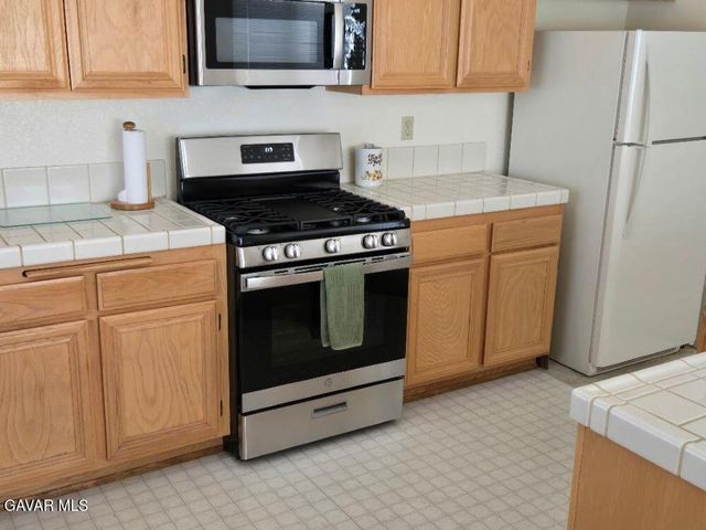 6130 Almeria Way, Palmdale, CA 93552