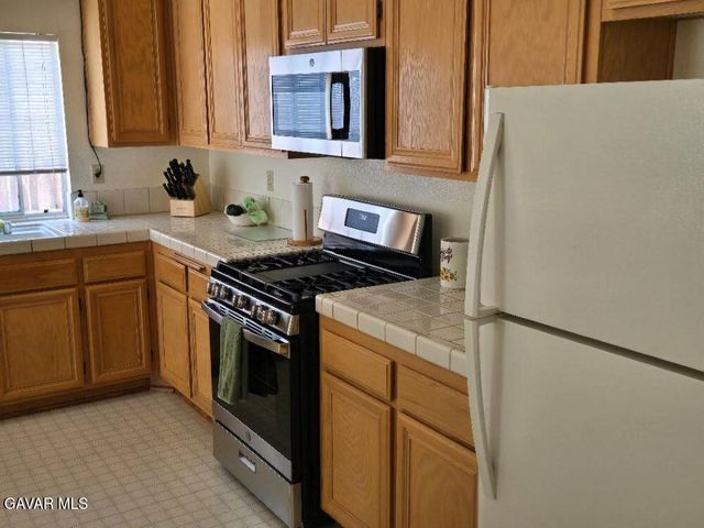6130 Almeria Way, Palmdale, CA 93552