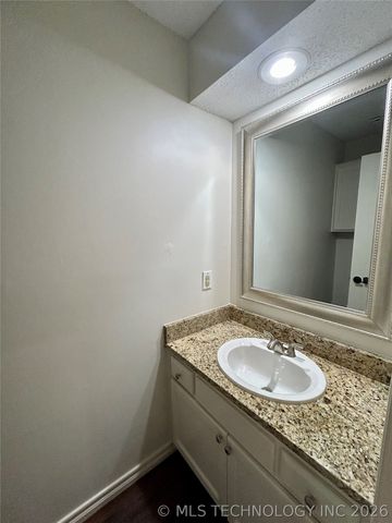 8436 S College Avenue 48, Tulsa, OK 74136