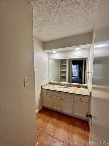 8436 S College Avenue 48, Tulsa, OK 74136