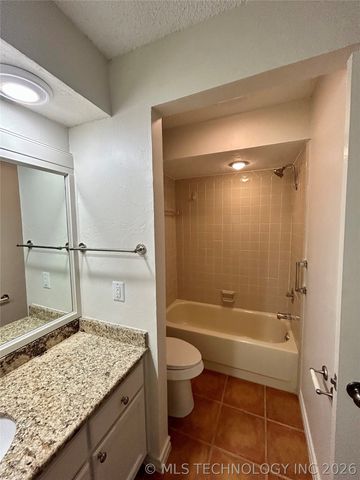 8436 S College Avenue 48, Tulsa, OK 74136