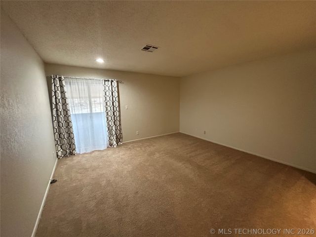 8436 S College Avenue 48, Tulsa, OK 74136