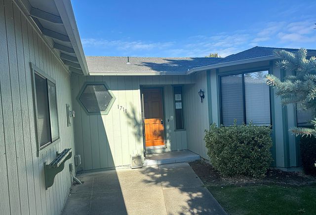 1710 SW Brownell Avenue, Grants Pass, OR 97526