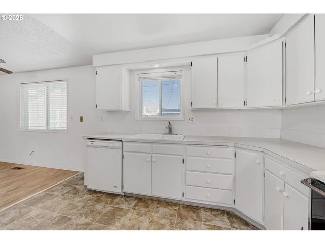 15270 Se LA MARQUITA Way, Milwaukie, OR 97267