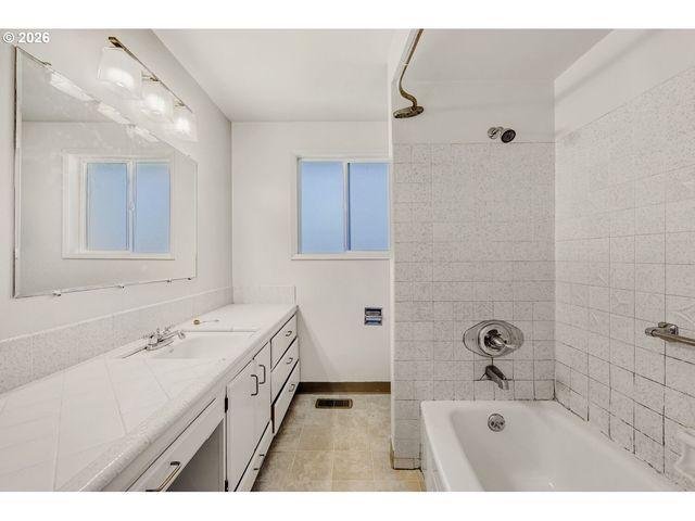 15270 Se LA MARQUITA Way, Milwaukie, OR 97267