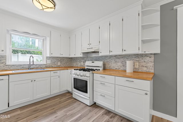 812 Pinewood Drive, Apex, NC 27502