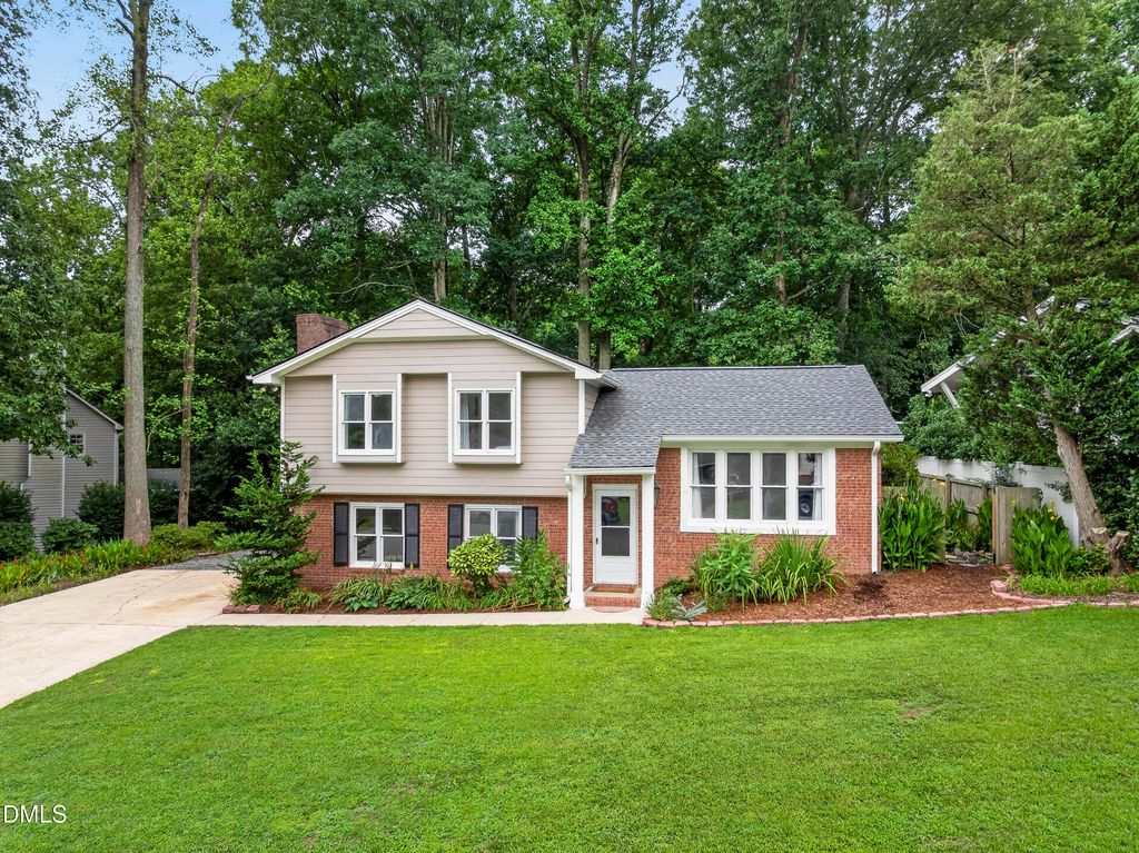 812 Pinewood Drive, Apex, NC 27502