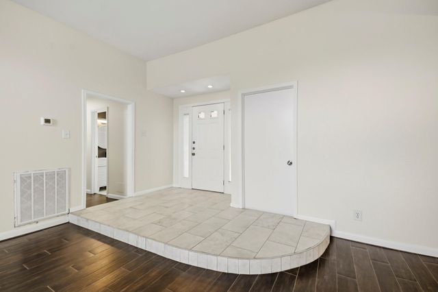 830 Seacliff Drive, Houston, TX 77062