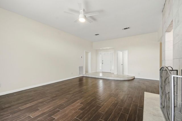 830 Seacliff Drive, Houston, TX 77062