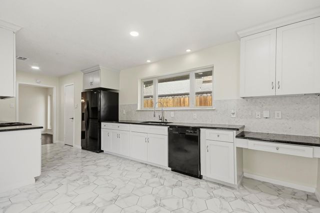 830 Seacliff Drive, Houston, TX 77062
