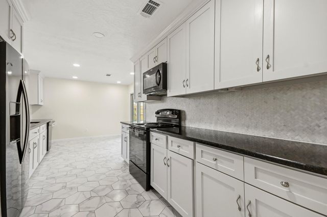 830 Seacliff Drive, Houston, TX 77062