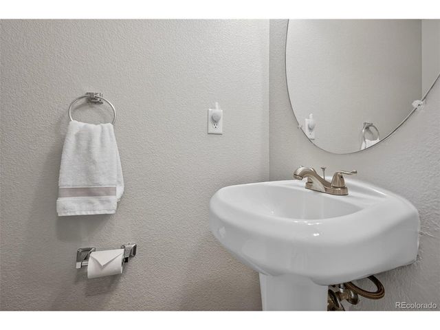 987 W Briarwood Ave, Littleton, CO 80120