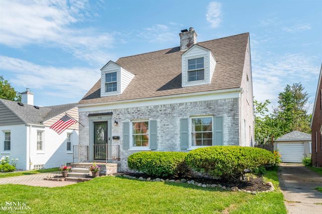 1776 Hampton Road, Grosse Pointe Woods, MI 48236