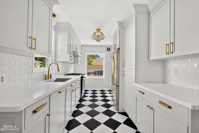 1776 Hampton Road, Grosse Pointe Woods, MI 48236