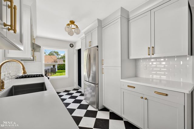 1776 Hampton Road, Grosse Pointe Woods, MI 48236