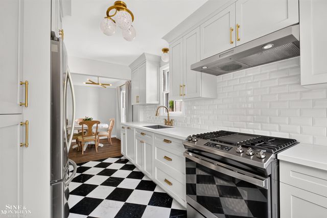 1776 Hampton Road, Grosse Pointe Woods, MI 48236