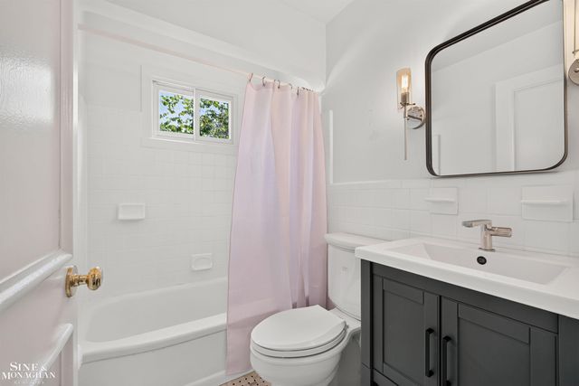 1776 Hampton Road, Grosse Pointe Woods, MI 48236