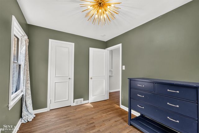 1776 Hampton Road, Grosse Pointe Woods, MI 48236