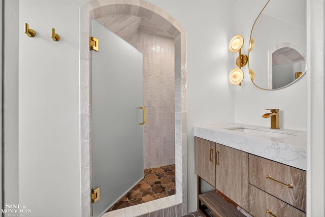 1776 Hampton Road, Grosse Pointe Woods, MI 48236