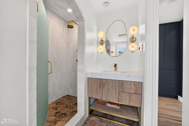 1776 Hampton Road, Grosse Pointe Woods, MI 48236