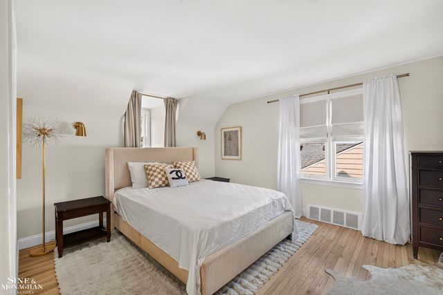 1776 Hampton Road, Grosse Pointe Woods, MI 48236