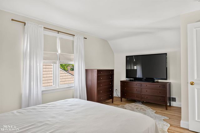 1776 Hampton Road, Grosse Pointe Woods, MI 48236