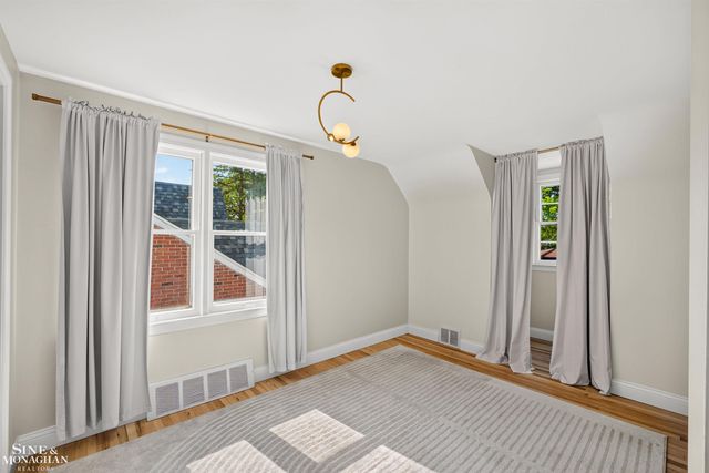 1776 Hampton Road, Grosse Pointe Woods, MI 48236