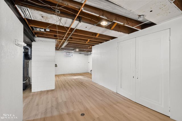 1776 Hampton Road, Grosse Pointe Woods, MI 48236