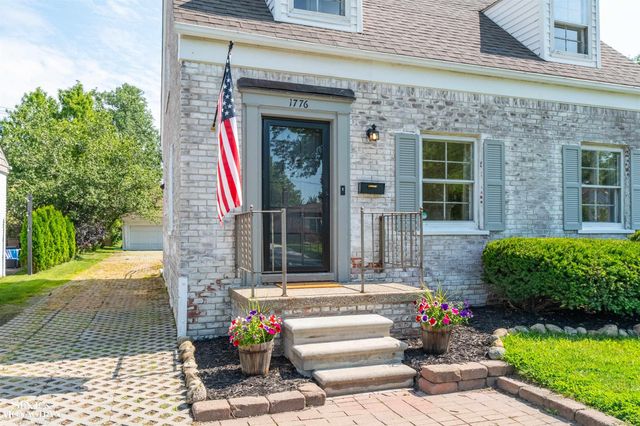 1776 Hampton Road, Grosse Pointe Woods, MI 48236
