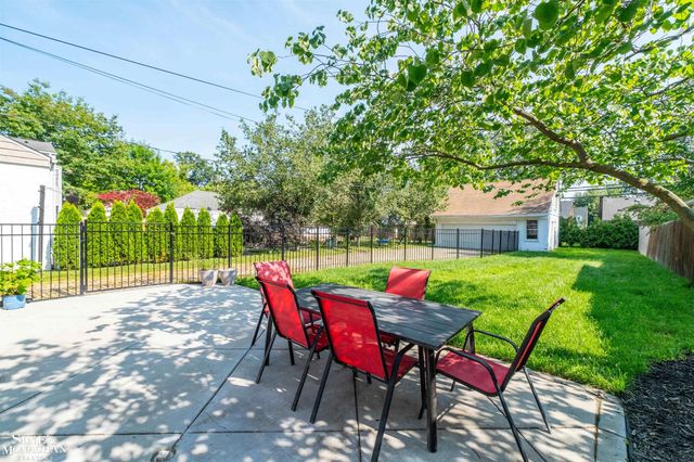 1776 Hampton Road, Grosse Pointe Woods, MI 48236