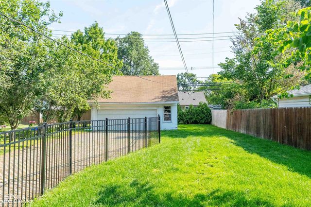 1776 Hampton Road, Grosse Pointe Woods, MI 48236
