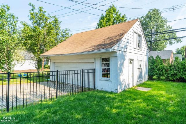 1776 Hampton Road, Grosse Pointe Woods, MI 48236