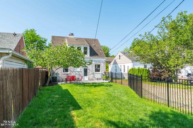 1776 Hampton Road, Grosse Pointe Woods, MI 48236