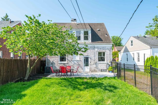 1776 Hampton Road, Grosse Pointe Woods, MI 48236