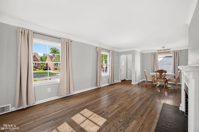 1776 Hampton Road, Grosse Pointe Woods, MI 48236