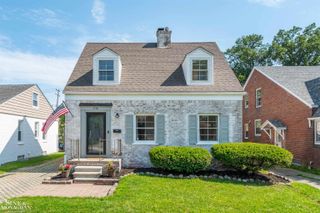 1776 Hampton Road, Grosse Pointe Woods, MI 48236